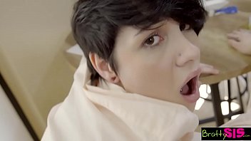 Xxx cu o bruneta cu parul scurt ii place sa se futa in bucatarie