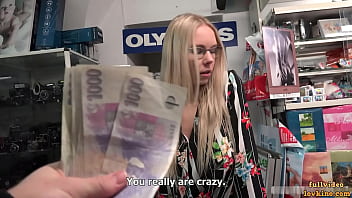 O pune capra dupa ce o plateste pentru xxx