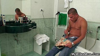 Grasa cu curul mare face sex pe jos la baie porno porno cu grasance