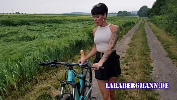 Milfa tarfa de la tara face sex cu dildo atasat de bicicleta