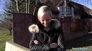 Fata de la tara la produs pe drum face sex cu un client