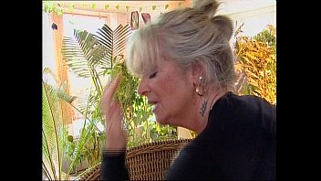 Batranica face sex bine oral pana nu mai poate