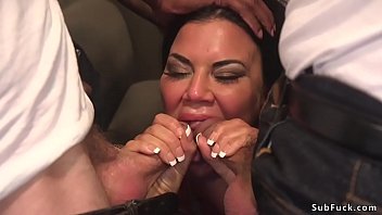 Obligata sa se futa cu o multime de pule