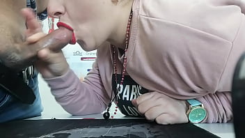 Tanara cu ruj pe buze ii face pula rosie cand o suge putin