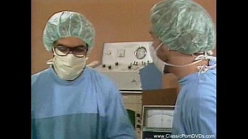 Medici in loc sa o opereze stau sa o futa pe femeie blonda