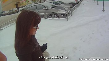 Nu vrea sa faca xxx in zapada ca ninge tare si face sex in hotel