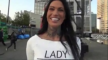 Stie ca ia pula multa de la vecinul ei cand o prinde