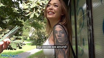 Xxx in public cu o adolescenta de 23 de ani tatuata la pasarica