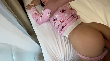 Baga foarte adanc pula lui belita intre buciele ei moi