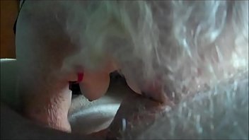 Bunicuta cu par alb este pregatita sa suga o pula mica cu buzele ei moi