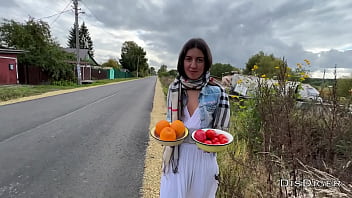 O ia la pula in public pe aceasta gospodina foarte buna de pula