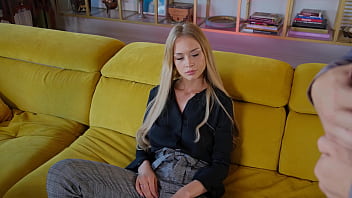 Film porno porno pe canapea cu fetita aceasta frumoasa care suge pula lui mare foarte bine